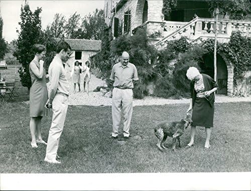תצלום וינטג 'של הנריק, הנסיך קונסורט מדנמרק ומרגרטה השנייה מדנמרק מסתכל על הכלב.